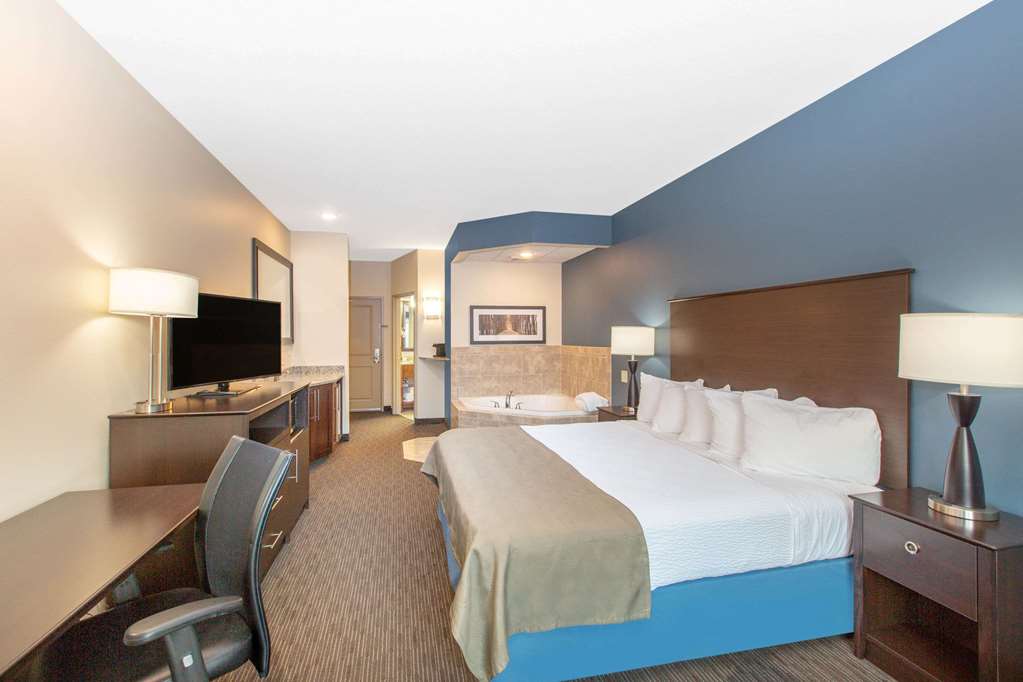 AmericInn by Wyndham Humboldt - photo 17