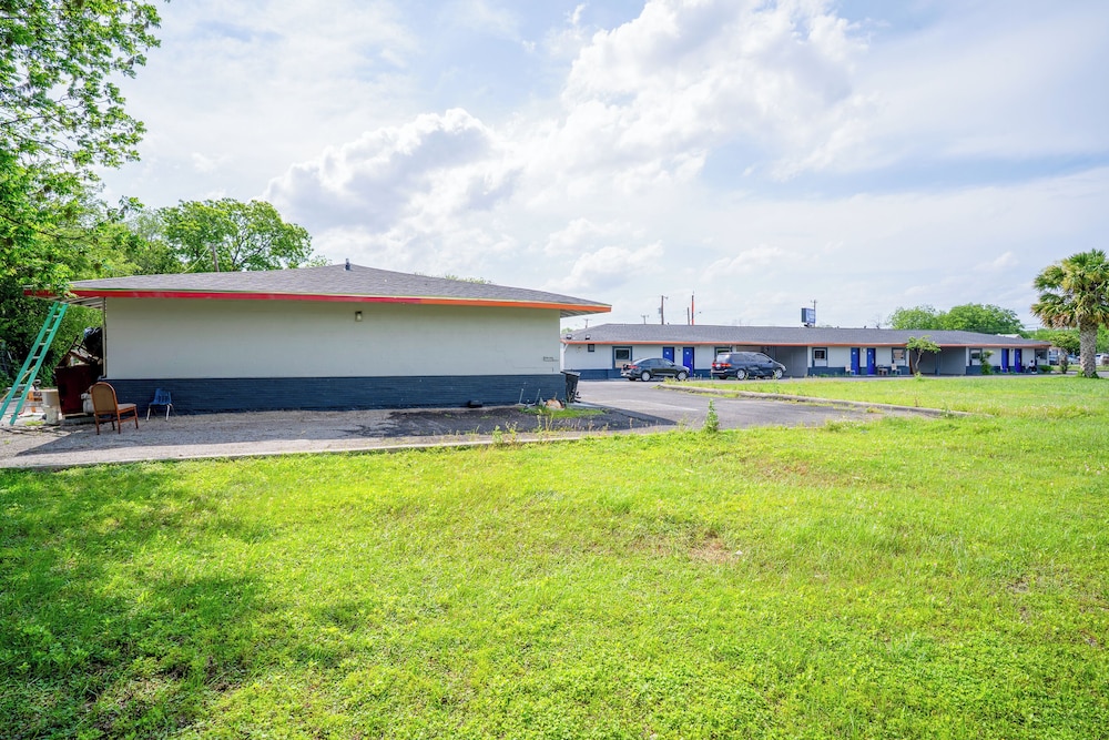Alamo Oasis Inn And Suites By Oyo San Antonio - photo 41