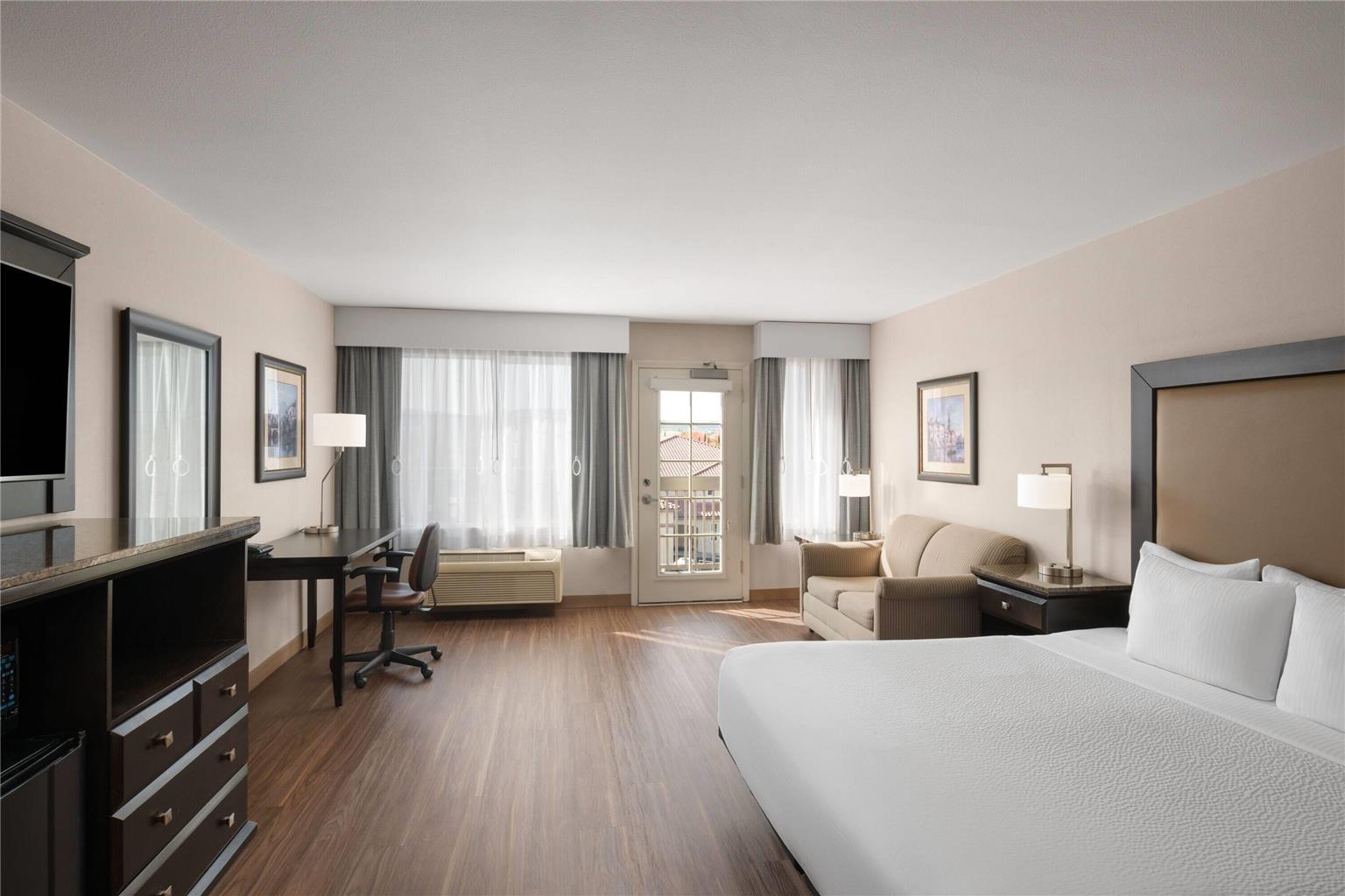 La Quinta Inn & Suites by Wyndham Paso Robles - photo 23