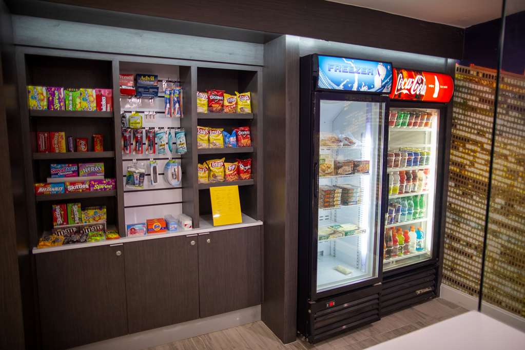 La Quinta Inn & Suites by Wyndham Houston East at Normandy - photo 53