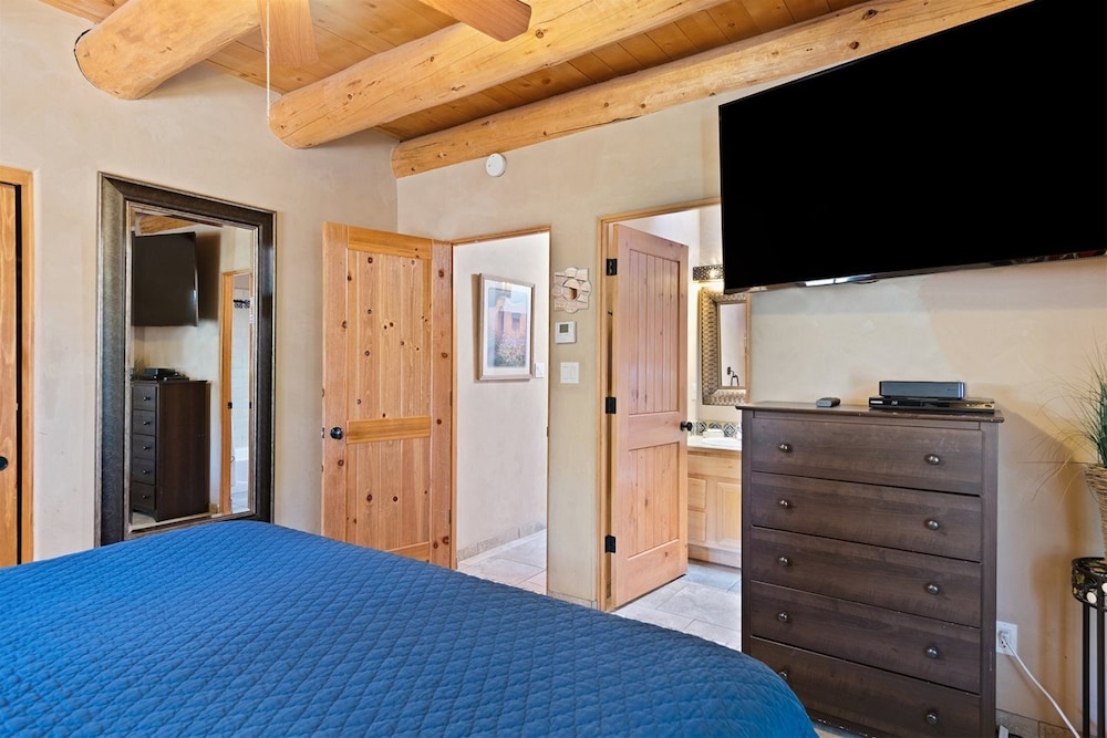Kiva Stunning & Lovely With Kiva Fireplace Walk to the Plaza and the Railyard - photo 3