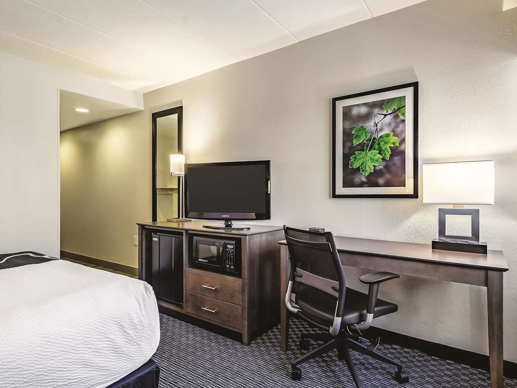 La Quinta Inn & Suites by Wyndham Warwick Providence Airport - photo 22