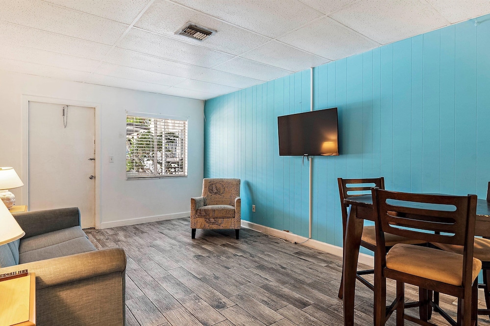 Malibu Resort Motel - photo 2