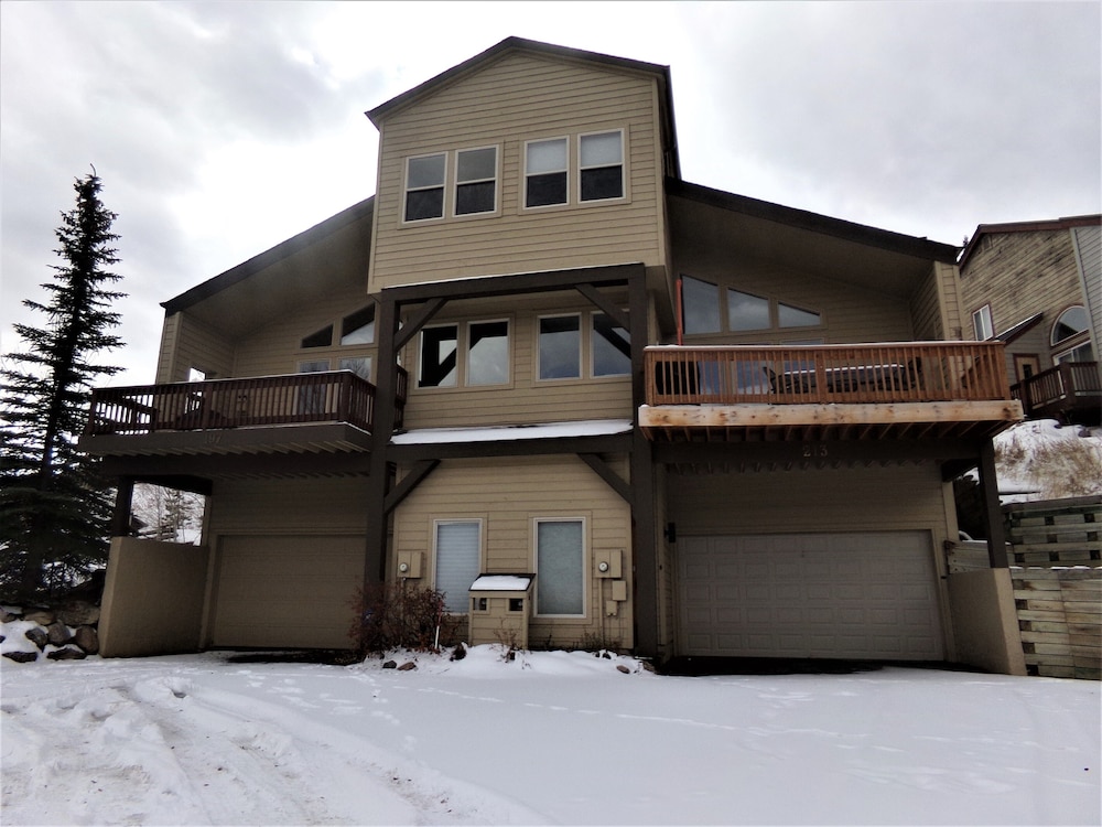 Fawn Townhome 4 bed 3 bath HTJP4 in Silverthorne, United States