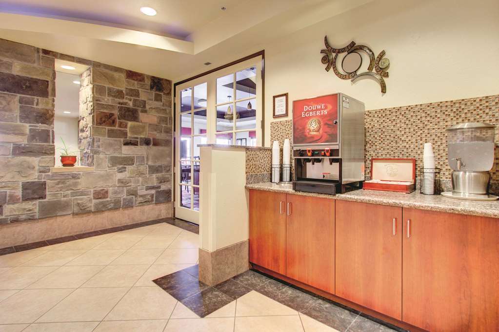 La Quinta Inn & Suites by Wyndham Denver Gateway Park - photo 54