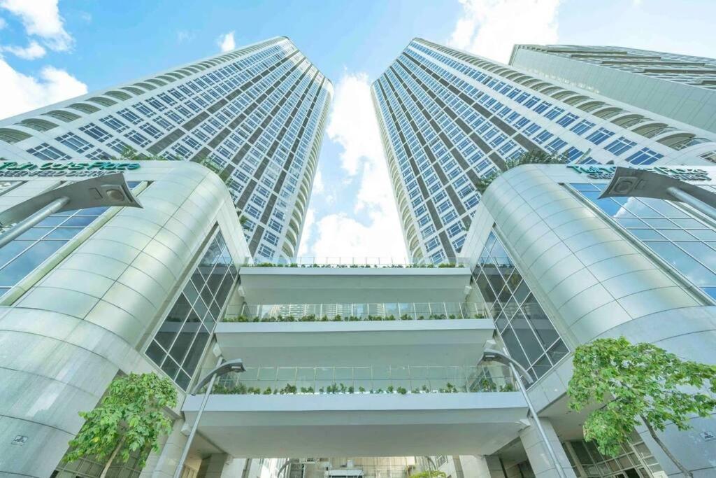 2 Bedroom Loft at Twin Oaks Place — 4-Star Luxury Hotel in Manila, Philippines