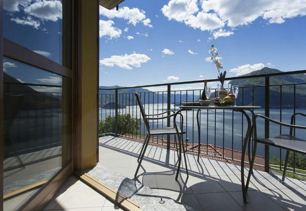 Vista d'Oro Ulivo Apt. 8 — 5-Star Luxury Hotel in Perledo, Italy