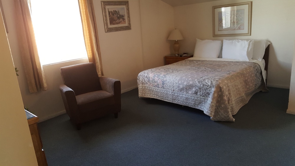 Bishop Village Motel - photo 7