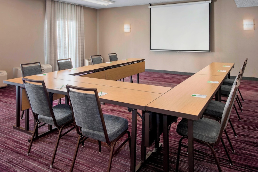 Courtyard by Marriott Newark Liberty International Airport - photo 23