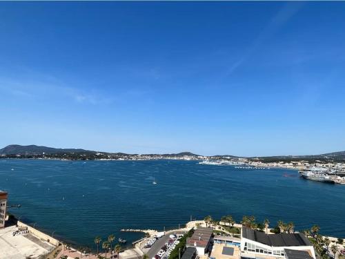 Panorama Exceptionnel Pour Ce T4 En Bord de Mer in Toulon, France