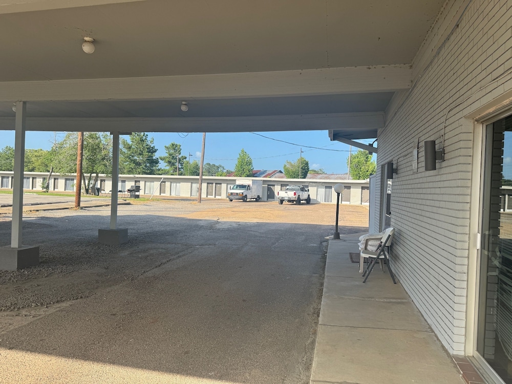 Holiday Motel - carbon neutral hotel in Springhill