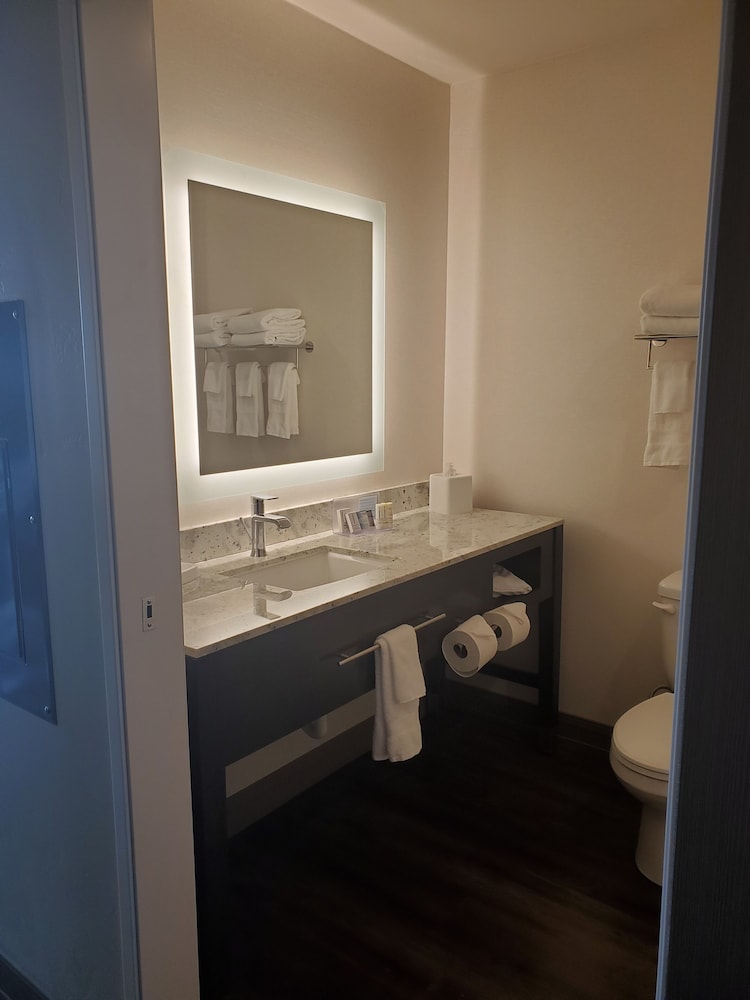 Simple Suites Boise Airport - photo 5