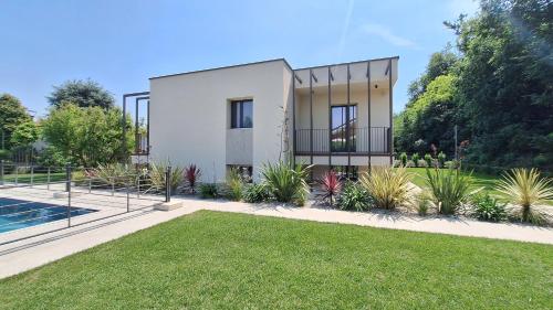 Villa the One Zavillas Up To 14 People — 4-Star Luxury Hotel in Ponti Sul Mincio, Italy