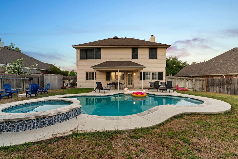 The Mad Hatter Heated Pool Gameroom & More — hotel in Pflugerville