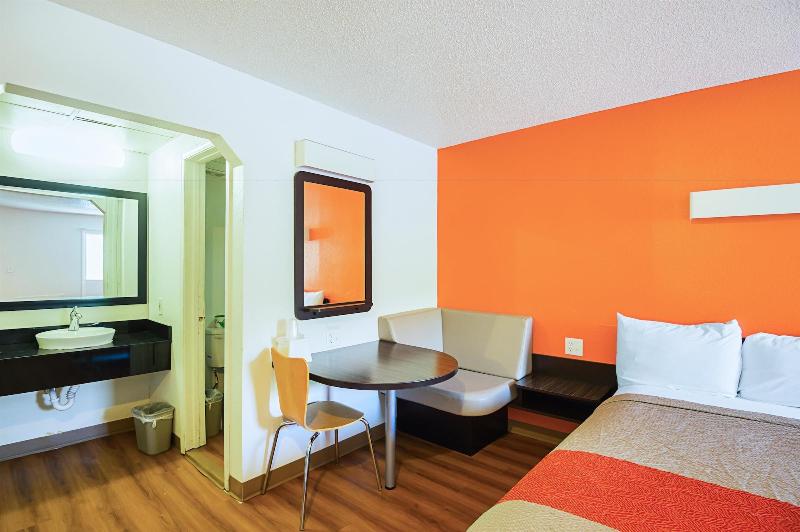 Motel 6 Blue Springs MO - photo 28