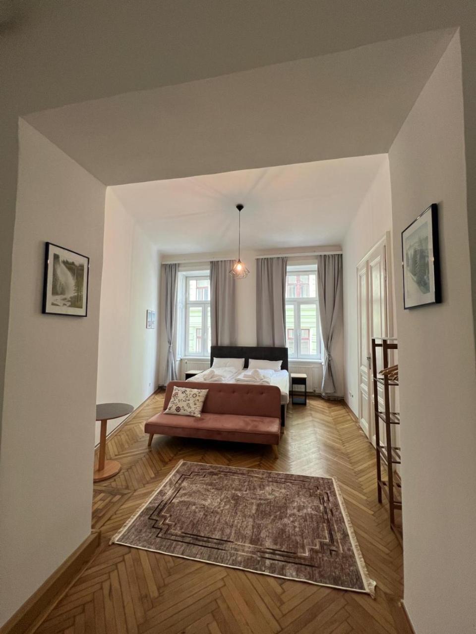 Centrally Located authentic apartment — 4-Star Luxury Hotel in Vienna, Austria