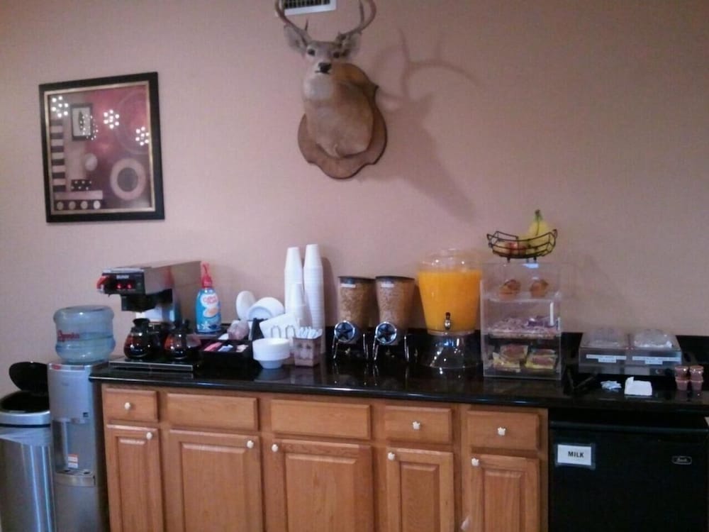 Royal Inn Pearsall - photo 21