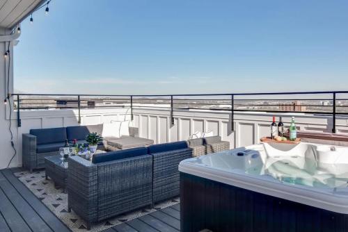 3 Side by Side Nash Homes Close to Honky Tonks — 4-Star Luxury Hotel in Nashville, United States
