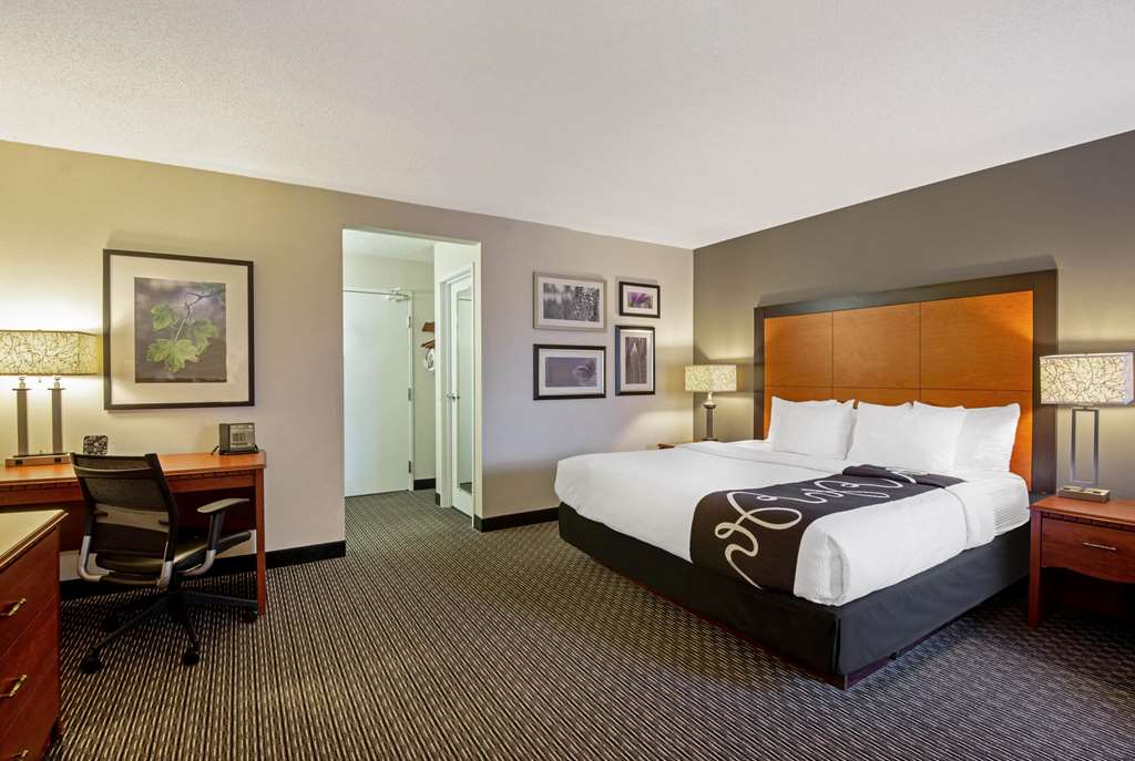 La Quinta Inn & Suites by Wyndham Harrisburg Airport Hershey - photo 18