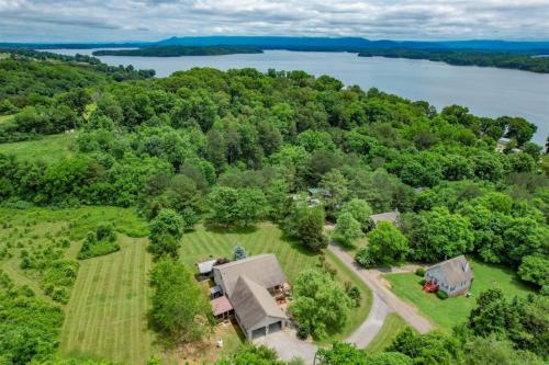 Mountain View Lake House Hot Tub Home Theater Game Room Fire Pit Pet Friendly — 4-Star Luxury Hotel in Dandridge, United States