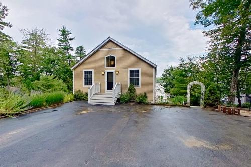 Leaward Shores Guesthouse — 4-Star Luxury Hotel in Moultonborough, United States