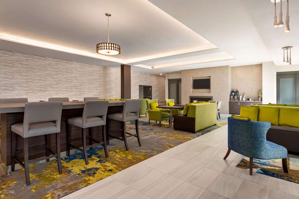 La Quinta Inn & Suites by Wyndham Orlando IDrive Theme Parks - photo 6