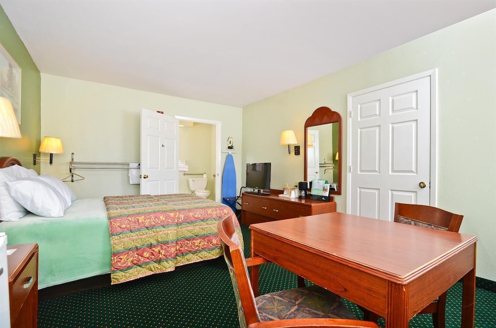 Pine Point Inn & Suites - photo 4