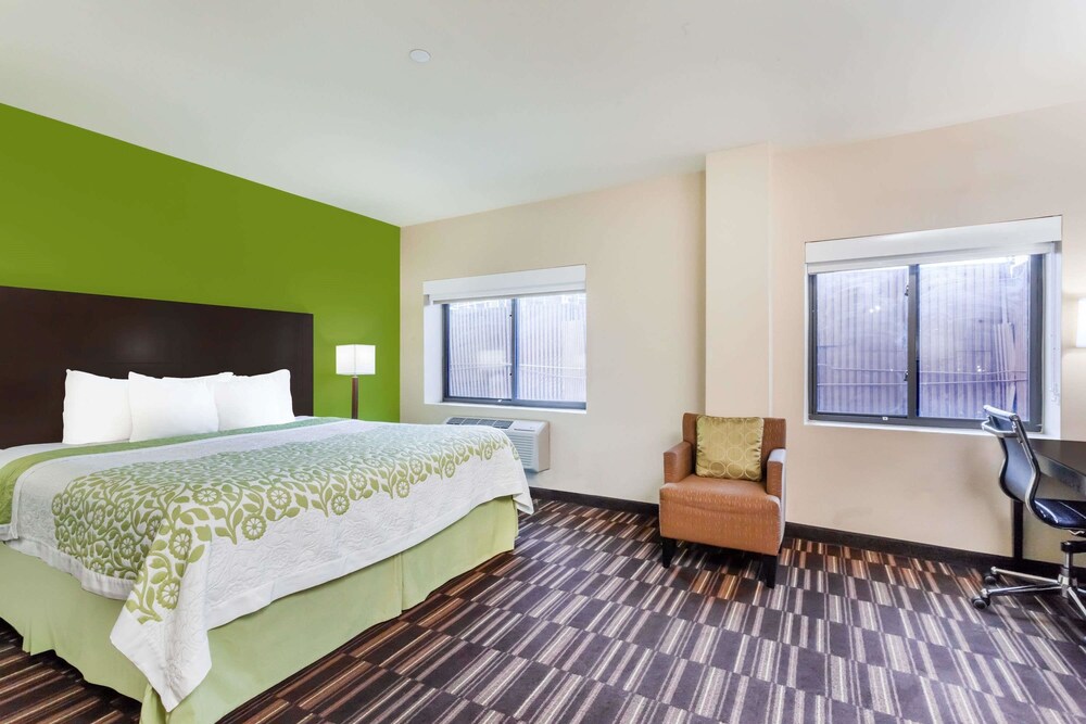 Days Inn & Suites by Wyndham Jamaica JFK Airport - photo 10