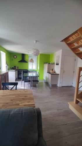 Logement Avec Grand Balcon Dans Le Brionnais — hotel in Chauffailles