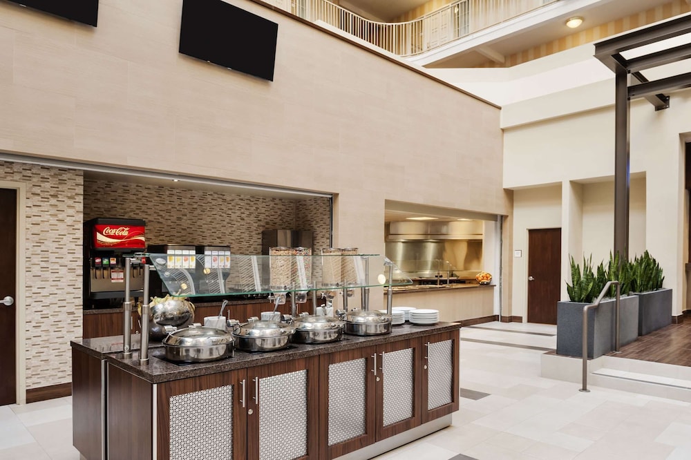 Embassy Suites by Hilton Dallas Market Center - photo 38