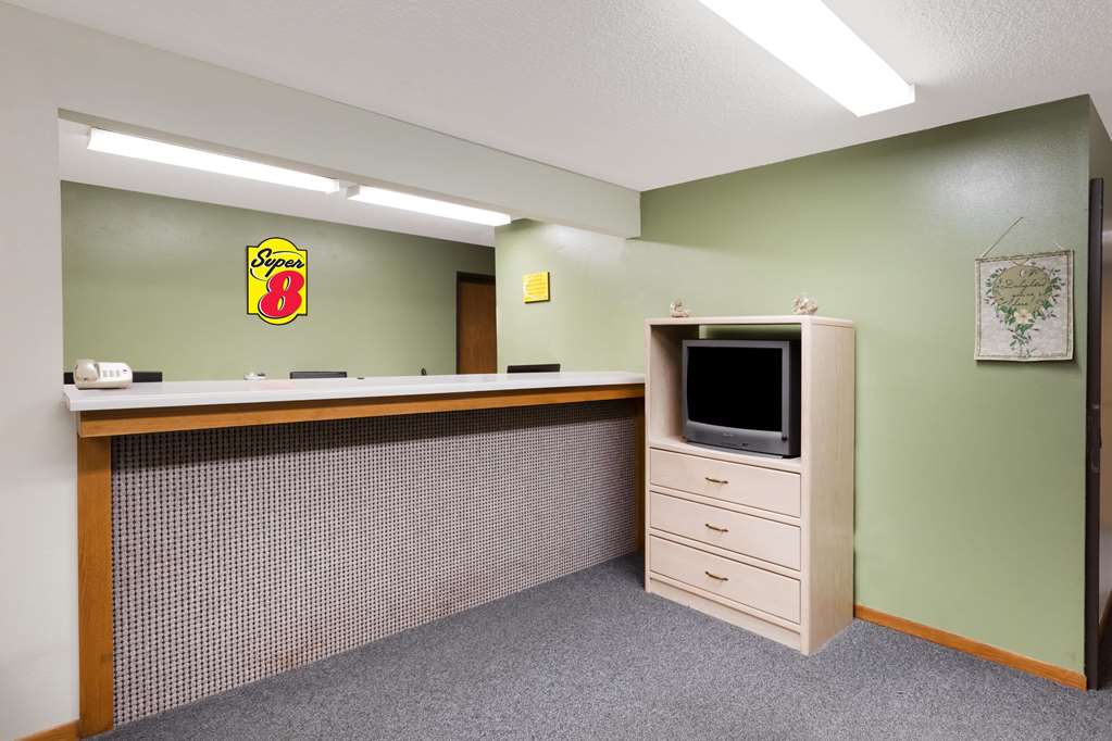Super 8 by Wyndham Estherville - photo 3