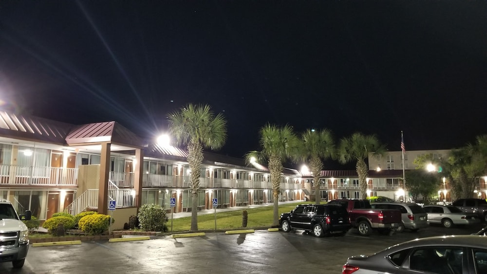 Days Inn & Suites by Wyndham Charleston Airport West - photo 17