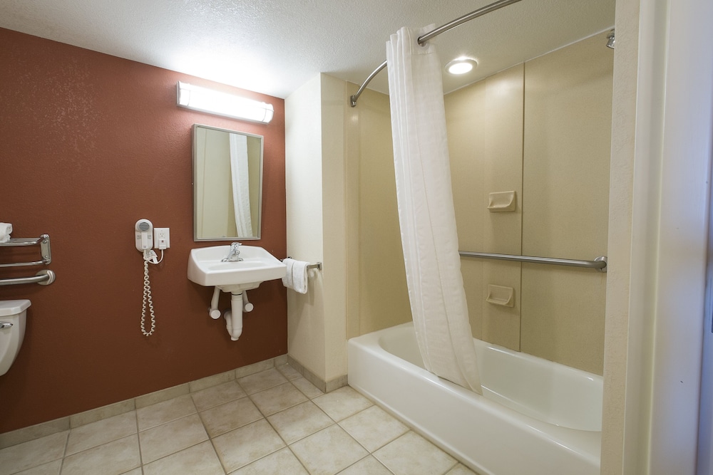 Red Roof Inn & Suites Philadelphia Bellmawr - photo 22