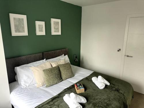 Luxury Oaks Suite Free private parking 2 Bed 2 Bathroom Apartment Central Solihull — 4-Star Luxury Hotel in Birmingham, United Kingdom