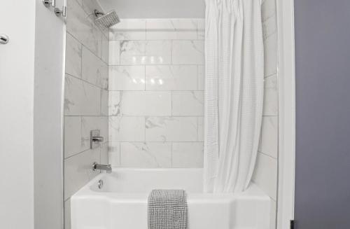Hotel Homes The Camelback Manor - photo 51