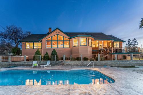 Yosemite Adventure House with Pool hot tub game room — 4-Star Luxury Hotel in Oakhurst, United States