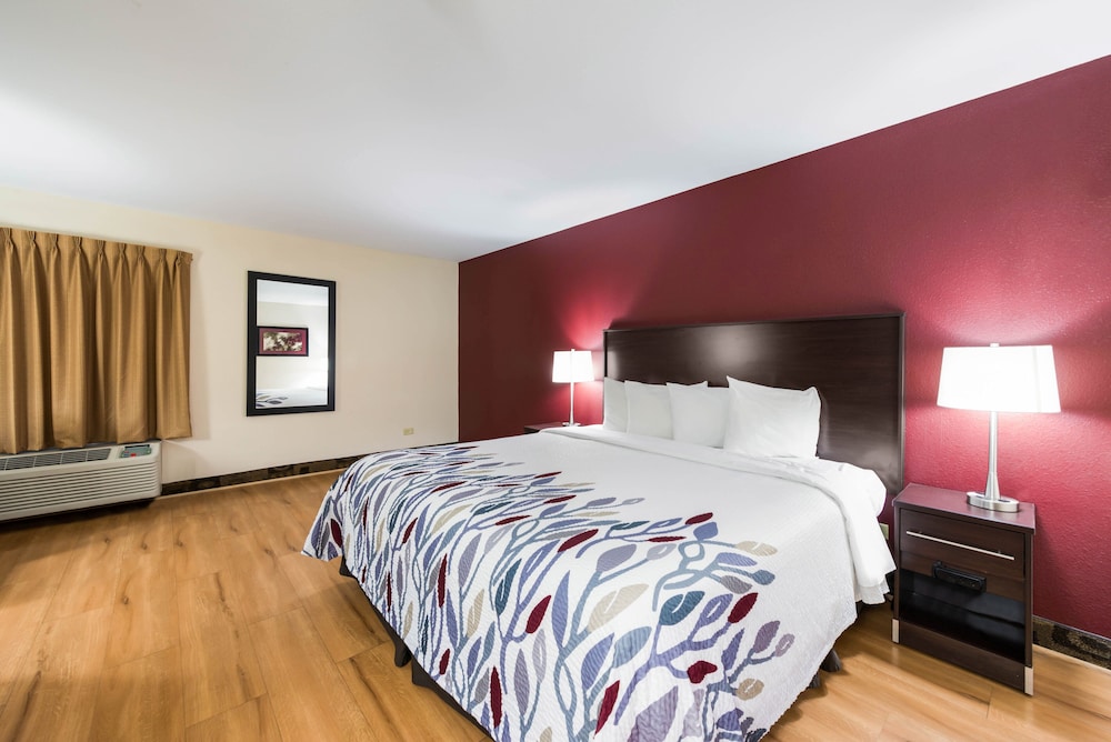 Econo Lodge Inn & Suites - photo 23