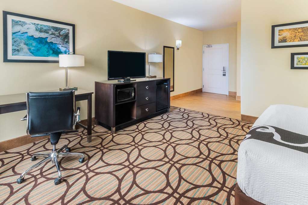 La Quinta Inn & Suites by Wyndham Carlsbad - photo 22
