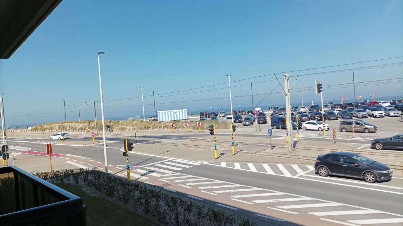 Frontaal Zeezicht in Appartement de Strandjutter — 4-Star Luxury Hotel in Ostend, Belgium