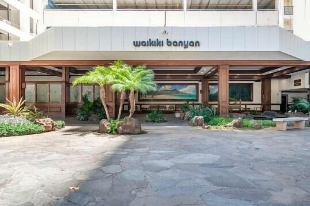 Sleek & Modern 32nd Floor Condo at the Waikiki Banyan Free parking by Koko Resort Vacation Rentals - photo 31