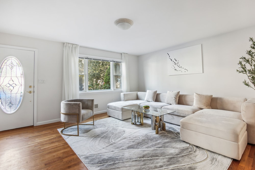 Luxury NY Home with Free Parking — 4-Star Luxury Hotel in White Plains, United States
