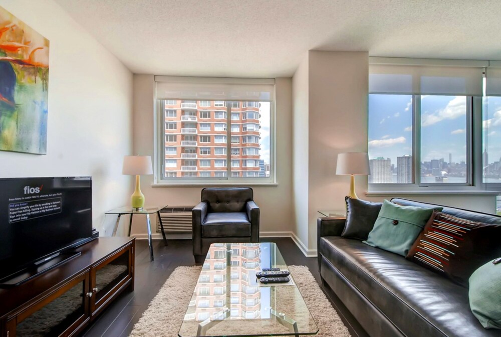 Global Luxury Suites at Newport - photo 35