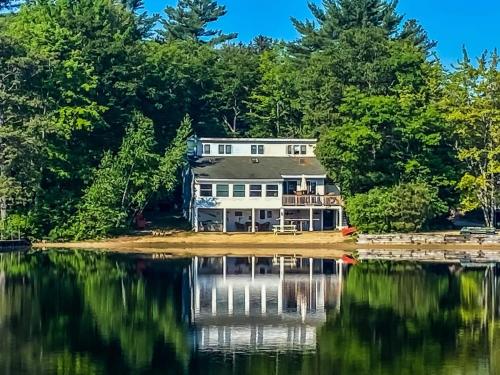 Lake Home with Private Beach and Hot Tub — 4-Star Luxury Hotel in Ossipee, United States