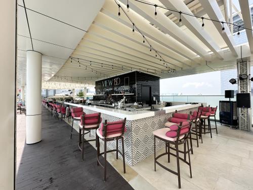 Trophy Palm Jumeirah Suite with Beach Access — 4-Star Luxury Hotel in Dubai, United Arab Emirates