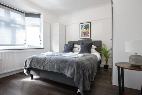 Modern 2 Bed Apartment in Prime Camden Sleeps 6 — 4-Star Luxury Hotel in London, United Kingdom