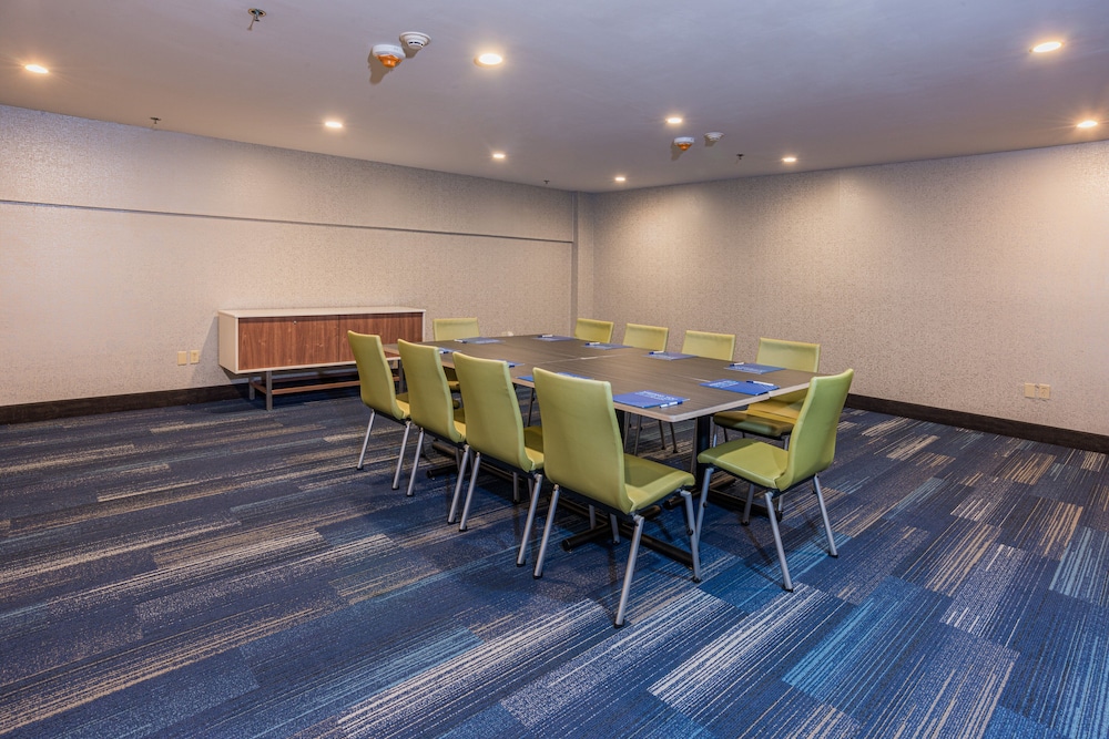 Holiday Inn Express Hotel & Suites Swansea by IHG - photo 36
