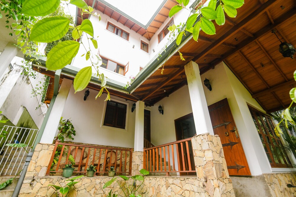 Grand Kandy Villa — 4-Star Luxury Hotel in Kandy, Sri Lanka