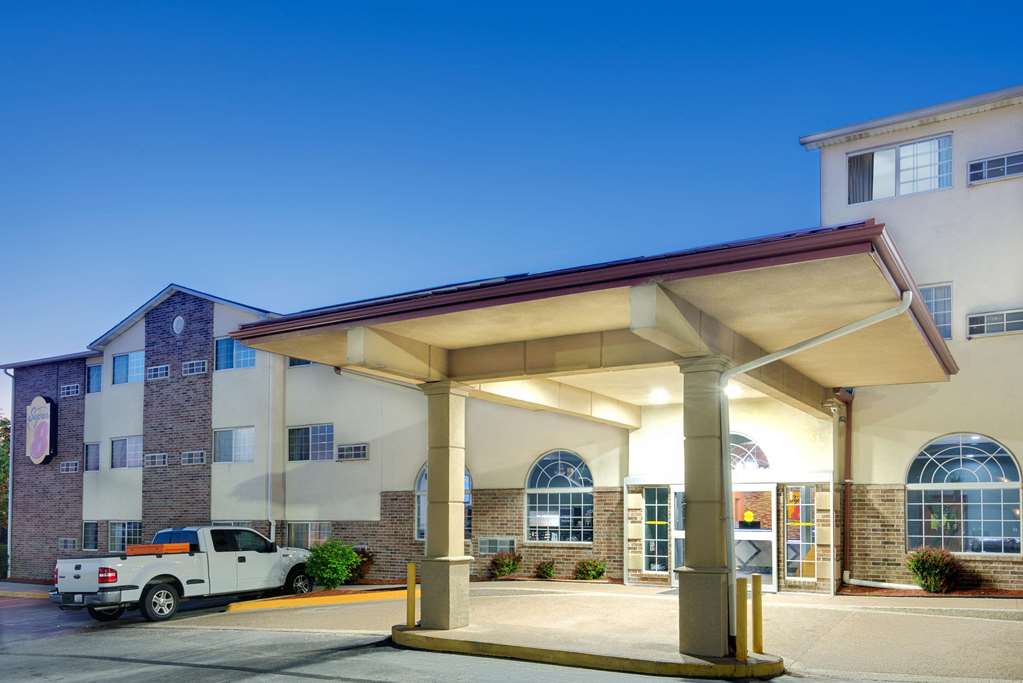 Super 8 by Wyndham Kansas City in Kansas City, United States