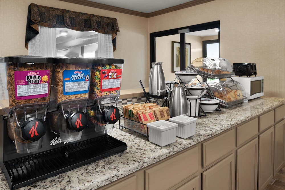 Baymont by Wyndham Belleville Airport Area - photo 32