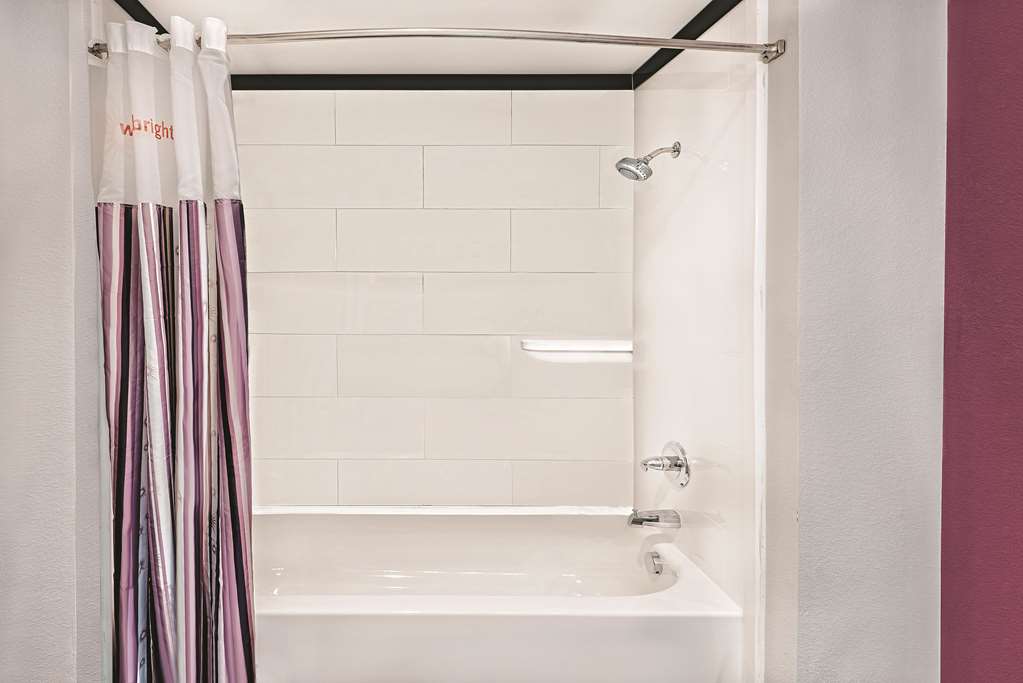 La Quinta Inn & Suites by Wyndham Dallas Grand Prairie North - photo 15